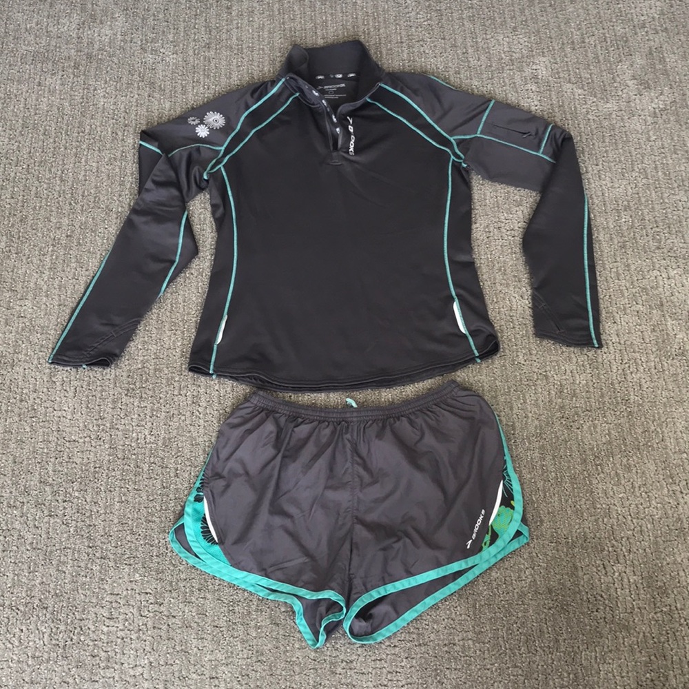 💫Brooks ladies running jacket and shorts set💫